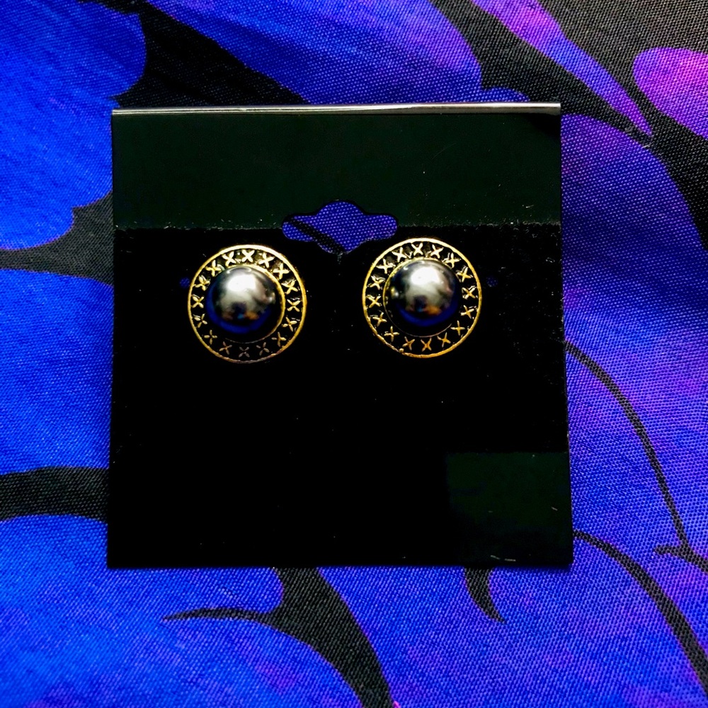NWOT Faux Tahitian Pearl Studs